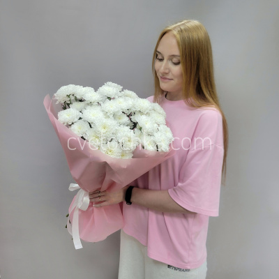 Букет из 7 белых махровых кустовых хризантем