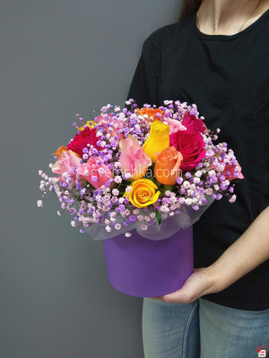 Композиция из разноцветных роз с гипсофилой в шляпной коробке