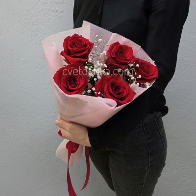 Бордовые розы 60 см с гипсофилой