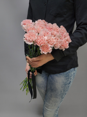 Траурный букет из 24 гвоздик. Цвет на выбор